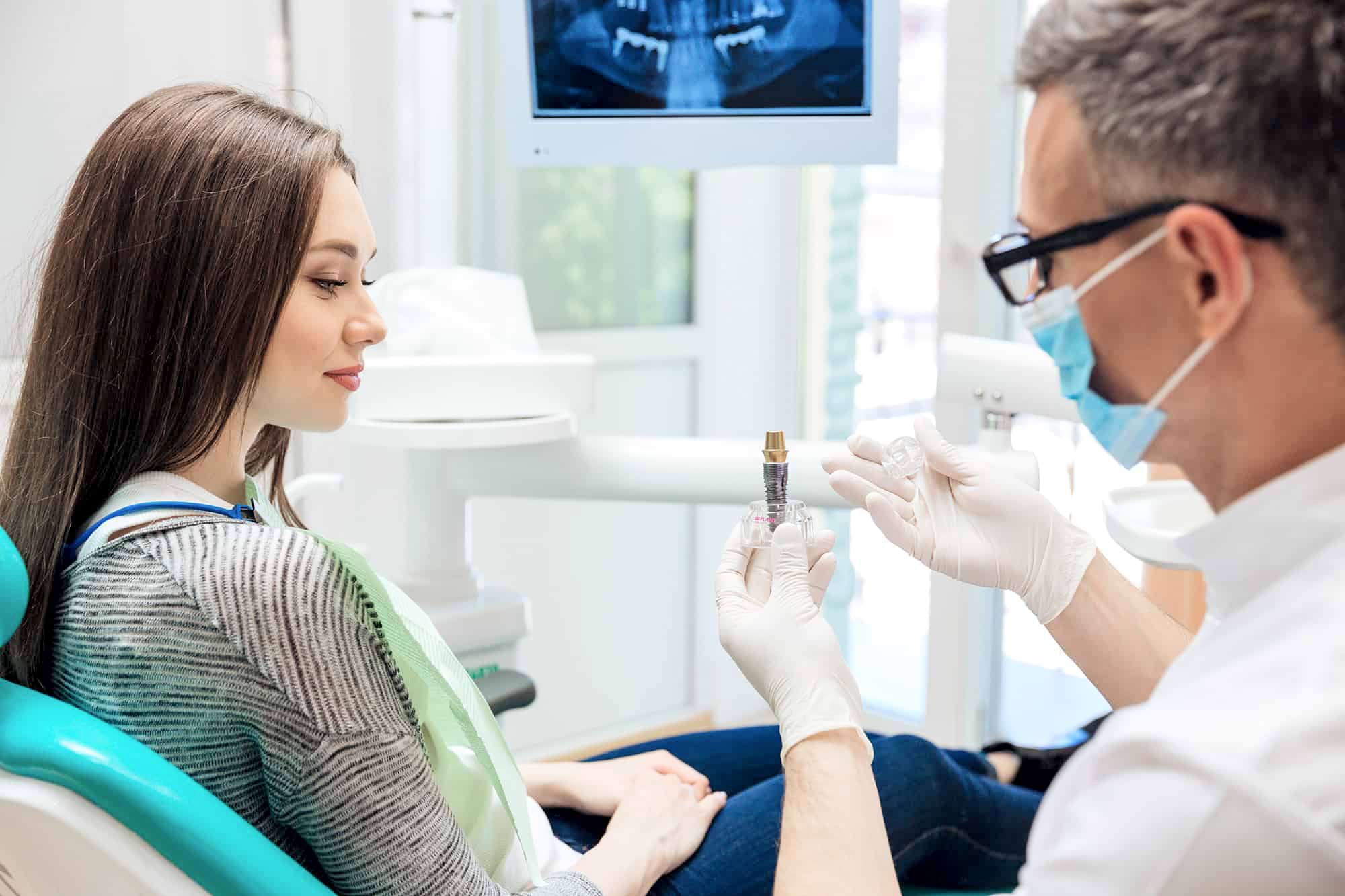 Влияние имплантации зубов на качество жизни: рассмотрение позитивных изменений, которые может принести имплантация зубов, включая улучшение жевательной функции, комфорта, речи и самооценки пациента.