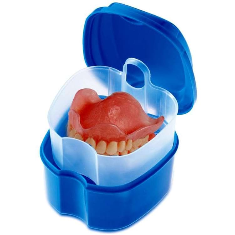 Уход за зубными протезами: рекомендации по правильному уходу за зубными протезами, включая чистку, снятие и промывание протезов, использование специальных очищающих средств и советы по поддержанию их долговечности и гигиены